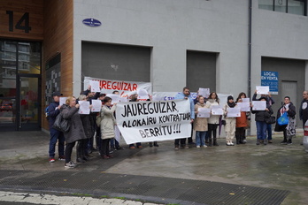 Concentración ante el edificio en el que se ubican las oficinas de Jauregizar.