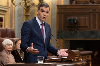 Pedro Sánchez se dirige a la bancada del PP durante el debate de este miércoles en el Congreso de Madrid.