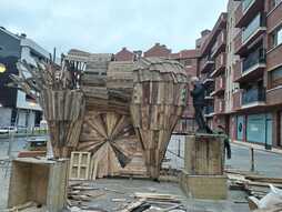 El Mikeldi de madera que los escultores vascos están construyendo.