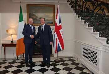 Micheál Martin, reunido con el secretario de Relaciones Exteriores británico David Cameron, hace una semana.