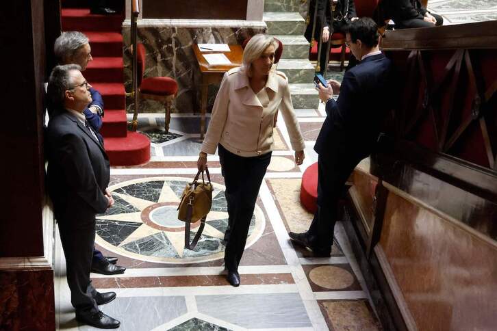 Marine Le Pen sale de la Asamblea Nacional francesa tras la votación.