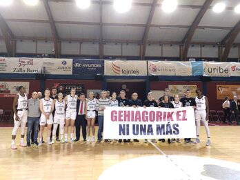 Protesta de jugadoras y directivas antes del partido en Maloste. 