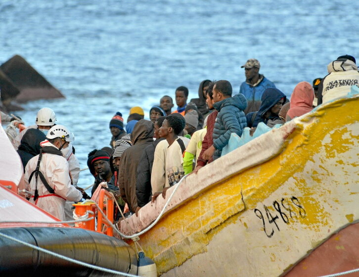 Una embarcación con decenas de personas migrantes llega al puerto de La Restiga, en Hierro.
