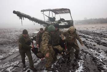 Soldados ucranianos, haciendo prácticas de auxilio a heridos. en el frente de Donetsk. 