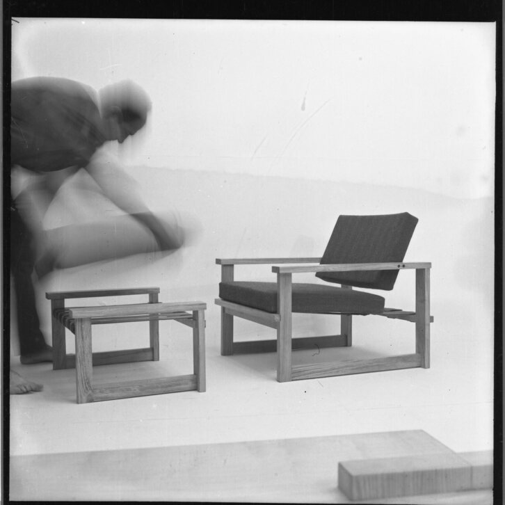 Basterretxea prepara una escena en una sesión de fotografías publicitarias para Biok, en 1964.