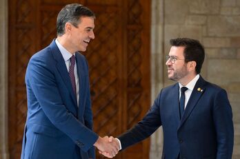 Apretón de manos entre el presidente español y el catalán, este jueves en Barcelona.