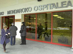 Los hospitales de Mendaro y Arrasate han derviado 148 operaciones a la Policlínica.