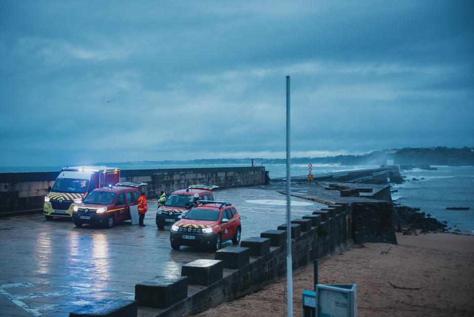  Dès 2h30 du matin, une importante opération est en cours à Ciboure afin de porter secours aux trois victimes du naufrage.