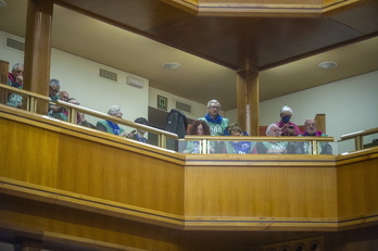 Los pensionistas en la tribuna de invitados del Parlamento, antes de ser expulsados por Tejeria.