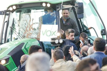 El presidente de Vox, Santiago Abascal, se hace la foto en una protesta de agricultores en Murcia en febrero de 2022.