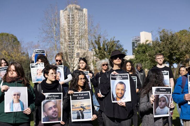 Activistas israelíes se concentran frente al consulado de EEUU en Jerusalén en una vigilia en honor a las víctimas palestinas en Gaza.