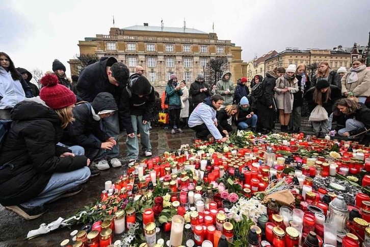 Velas y flores en memoria de las fallecidos en la universidad Carlos, en Praga.