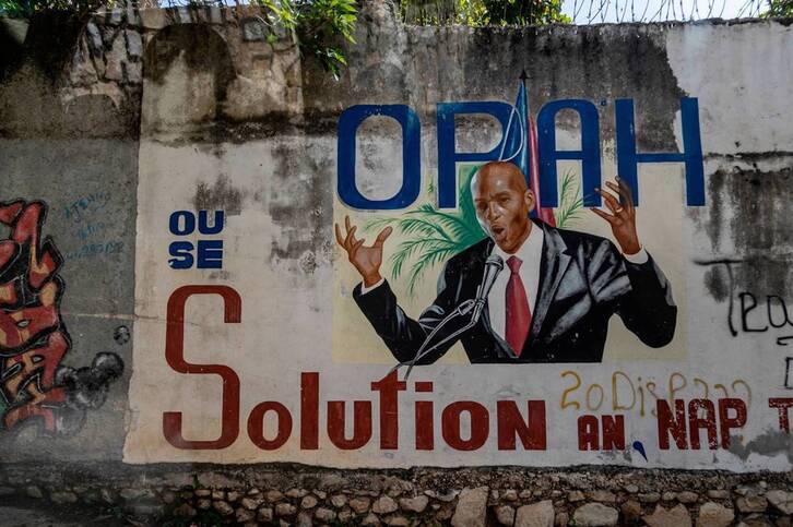 Un mural con la imagen de Jovenel Moise, presidente de Haití muerto a tiros en julio de 2021. 
