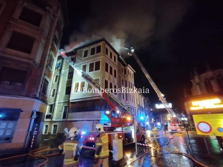 Imagen del incendio publicada por los bomberos y bomberas de Bizkaia.