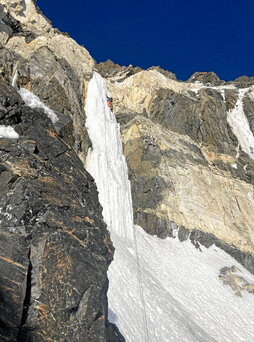 Alpinistek headwall-ean izotz-jauzi ikusgarri batekin egin zuten topo.