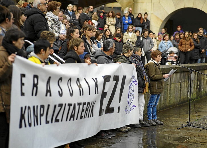 La denuncia de Gernikako Sare Feminista estuvo respaldada por decenas de vecinos.