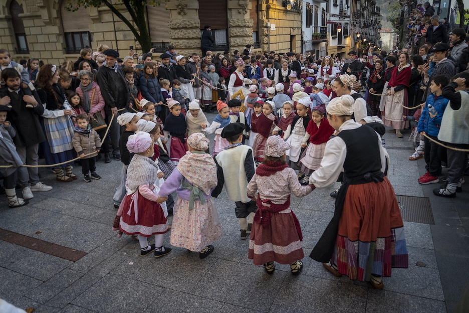 Dantzariak Iruñean Olentzerori ongi-etorria emanez.