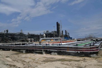 Imagen de la refinería de petróleo Dangote en Lagos, Nigeria.