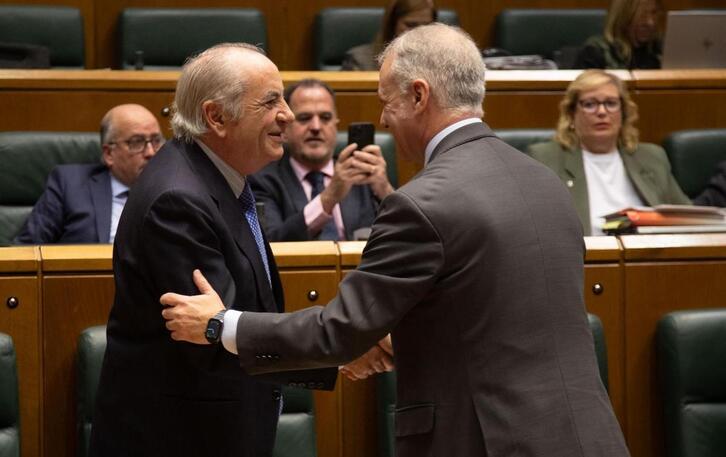 Iñaki Arriola, consejero de Vivienda, e Iñigo Urkullu, lehendakari, discrepan en este tema.