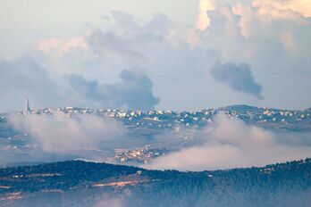 El humo provocado por bombardeos israelíes en territorio libanés, junto a la frontera.