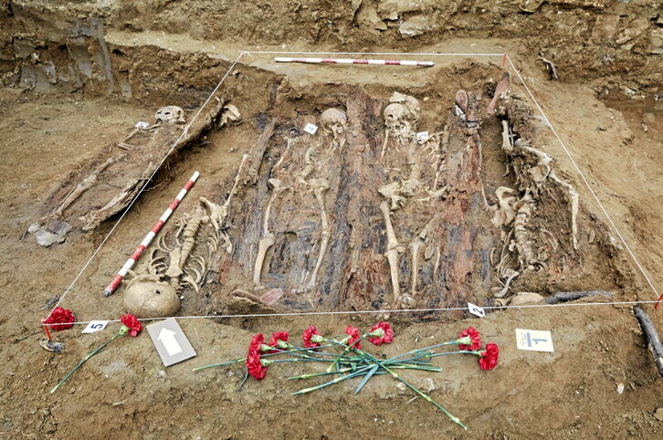 Imagen de la exhumación del cementerio de Berriozar de marzo de 2022.
