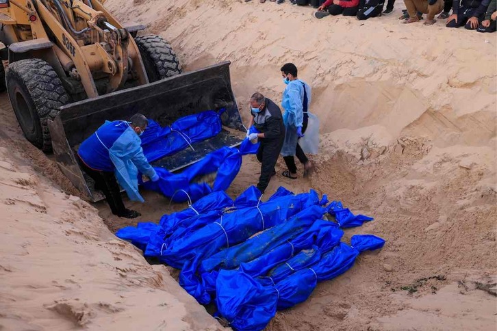  Los cuerpos de 80 palestinos entregados por Israel, enterrados, envueltos en plásticos, una fosa común cerca de Rafah. 