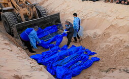 Los cuerpos de 80 palestinos entregados por Israel, enterrados, envueltos en plásticos, una fosa común cerca de Rafah.