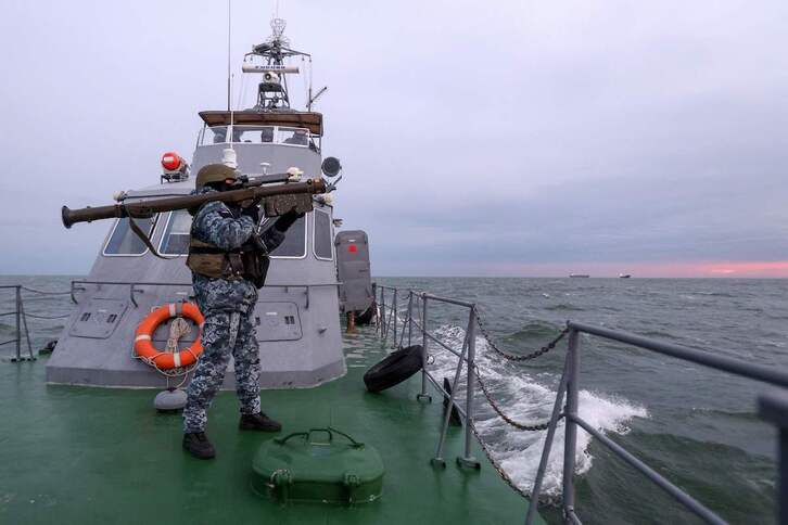  Un militar ucraniano sostiene un lanzamisiles antiaéreo Stinger mientras busca posibles objetivos.