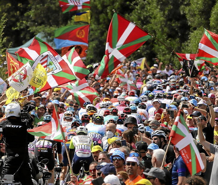 Gran ambiente  durante la primera etapa del último Tour –Bilbo-Bilbo– que volvió a salir de Euskal Herria. 