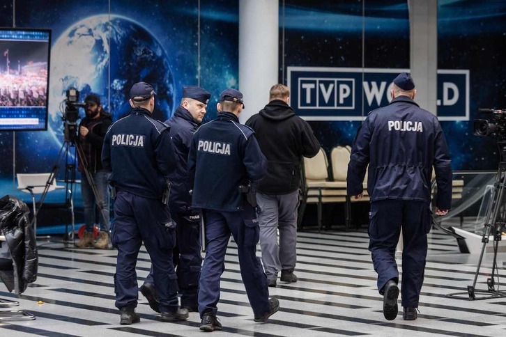 Policías en la sede de la televisión pública polaca, ocupada por la protesta del PiS.