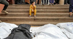 Un niño ante los cadáveres apilados tras el bombardeo israelí contra el hospital Naser, en Yan Yunis.