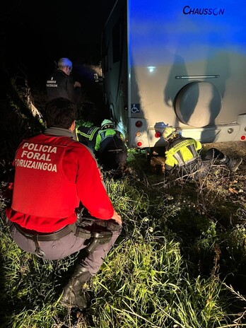 Bomberos y Policía Foral, durante las tareas de rescate. 