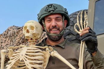 Un soldado israelí en la frontera de Gaza bromea con un esqueleto en plena masacre.