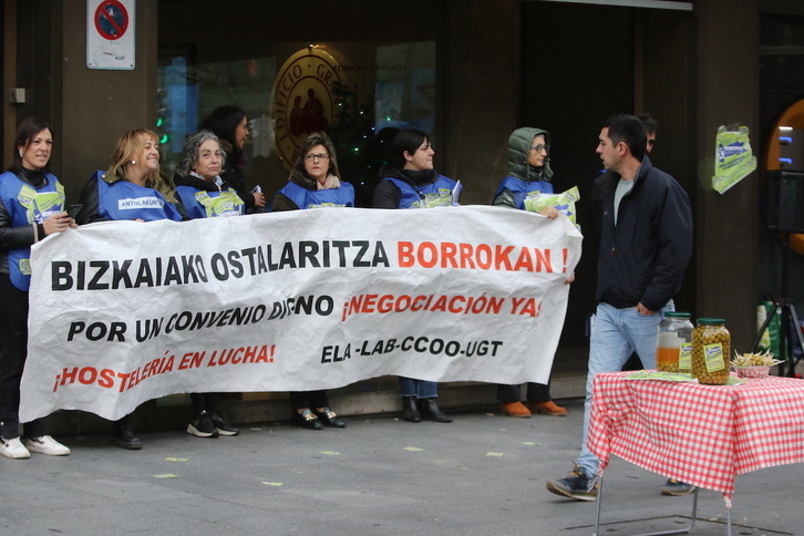 Movilización frente a la patronal de la Hostelería vizcaina.