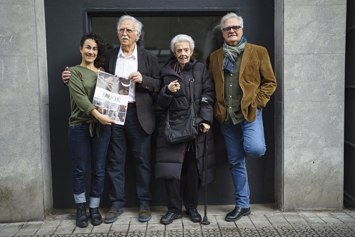 Lorea Pérez de Albéniz posa con Amaia e Iñaki Uranga y Carlos Zubiaga.