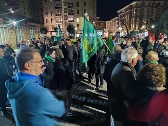 Brindis en la plaza Unkina para celebrar que Usansolo ya es el municipio 113 de Bizkaia.