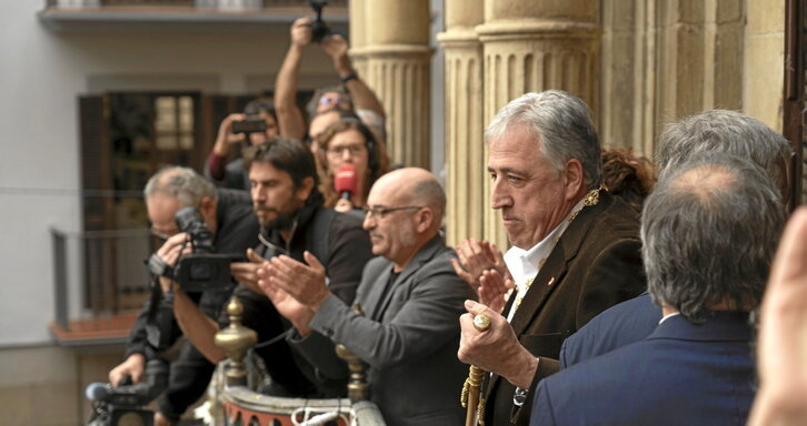 Joseba Asiron saluda a la gente congregada en la plaza tras ser investido alcalde de Iruñea por segunda vez.