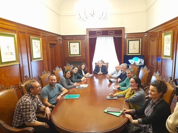 Primera reunión de la Junta de Gobierno Local presidida por Joseba Asiron.