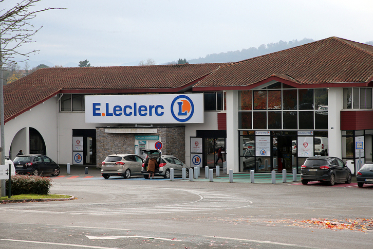 Un supermercado en Aiziritze, Ipar Euskal Herria.