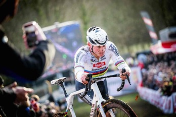 Mathieu van der Poel no tiene rival en la temporada de ciclocross.