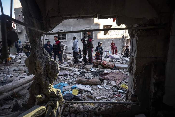 Gazatíes inspeccionan los daños causados por un ataque israelí en Rafah, en el sur de la Franja.