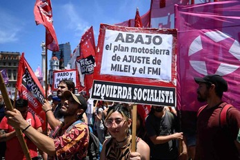 Protesta contra el decreto de Milei convocada por el sindicato CGT frente al Palacio de Justicia de Buenos Aires.