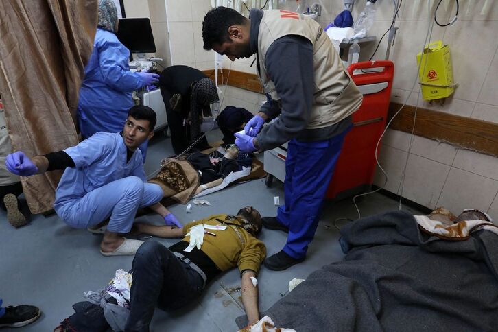 Heridos de un bombardeo israelí reciben atención médica en un hospital de Gaza este sábado.