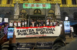 Pancarta desplegada frente al Ayuntamiento de Bilbo el 30N.