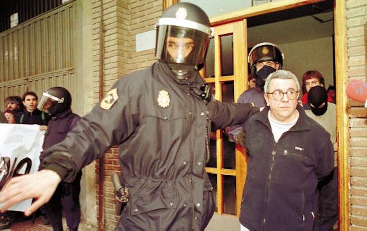 Pepe Rei es sacado esposado por policías españoles de la redacción de «Ardi Beltza»
