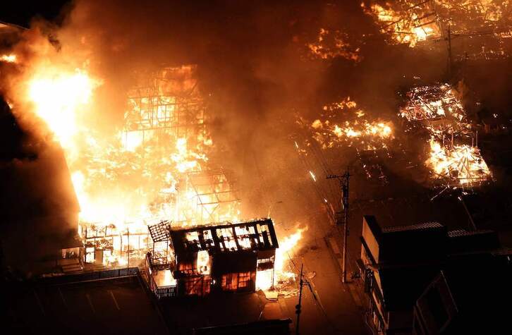 Edificios ardiendo en Wajima, la ciudad más afectada.