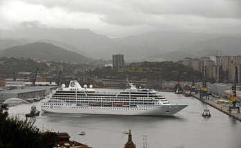 Un crucero de lujo arriba al puerto de Pasaia.