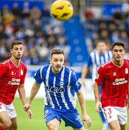 Andoni Gorosabel, en el partido contra el Las Palmas, vuelve a Anoeta esta tarde.