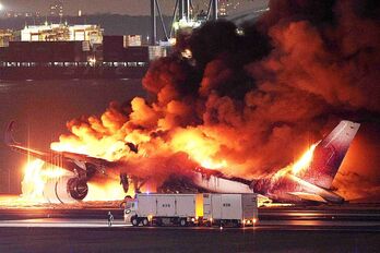 El avión de pasajeros, en llamas en el aeropuerto.