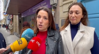 Joana Arce y Muriel Larrea (PP), ante Emakumeen Etxea de Donostia.